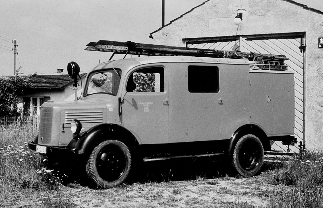 Das LF 8 der Löschgruppe Harthof. Ursprünglich wurden während des Krieges am 22.06.1943 fünf LF 8 zur FF München ausgeliefert. Feldmoching - Forstenried - Großhadern - Oberföhring - Obermenzing. Nur zwei Fahrzeug überlebten den Krieg (Forstenried - Oberföhring) und standen am Ende in Harthofen und als Reservefahrzeug für die FF München zur Verfügung.