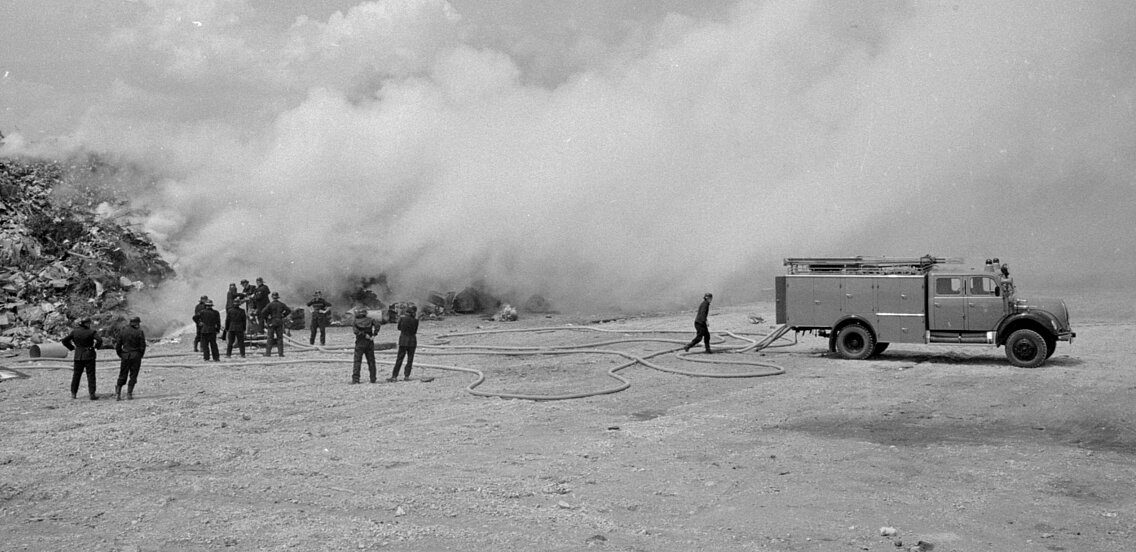 Das TroTLF 16 der FW 7 mit Löschmonitor im Einsatz am Schuttberg Großlappen am 01.08.1964