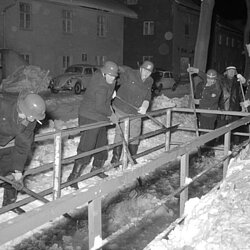 Die Freiwillige Feuerwehr im Einsatz gegen die Eismassen