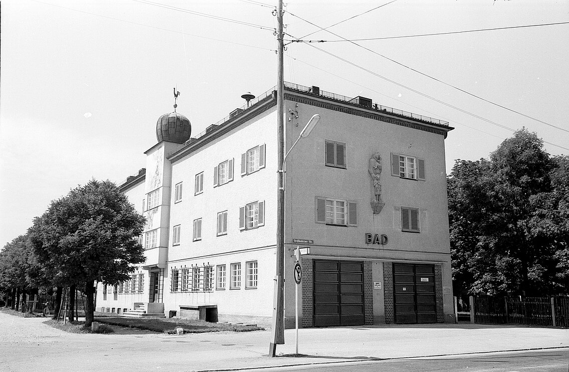 Das Gerätehaus der Löschgruppe Großhadern im ehemaligen Rathaus mit Polizeistation und einem Brausebad
