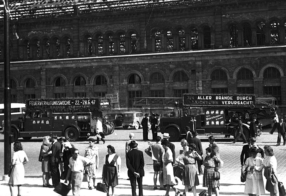 Ein Löschfahrzeug und ein Kraftdrehleiter der BF München auf Schaufahrt zur FIRE-Prevention-Week vor dem zerstörten Hauptbahnhof