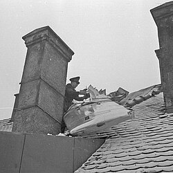 Bergung des Tragflächenteils vom Dach des Anwesen Hermann-Lingg-Straße 15 am 18.12.1960. | Quelle: Archiv BFM