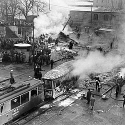 Blick auf die Straßenbahn und im Hintergrund das Flugzeugwrack und viele hundert Schaulustige, die sich nach dem Absturz schnell eingefunden haben. | Quelle: Archiv BFM