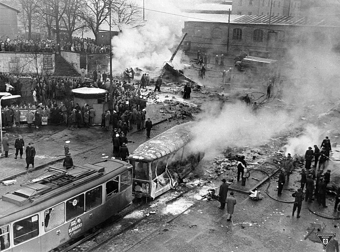 Das Flugzeugunglück in der Martin-Greif-Straße, mit dem ausgebrannten Straßenbahnwaggon