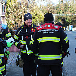 FF München Einsatzkräfte bei der Bombenentschärfung am Westfriedhof
