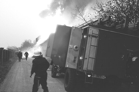 Großfeuer im Kloster in Michaelliburg, im Vordergrund ein LF 16 TS der FF München