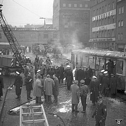 Vertreter der Kriminalpolizei, der US-Militärregierung (MP), der Landeshauptstadt und der Bayerischen Staatsregierung inspizieren den Unglücksort. | Quelle: Archiv BFM