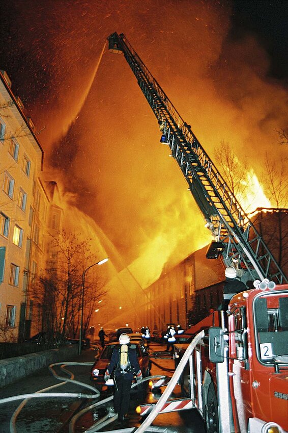 Mehrere Strahlrohre schützen umliegende Gebäude vor Funkenflug, Bildquelle: Thomas Gaulke – FIRE Foto
