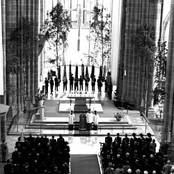 Festgottesdienst in der Paulskirche mit Fahnenabordnung hinter dem Altar
