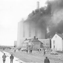 Die Ostseite des brennenden Heizkraftwerkes
