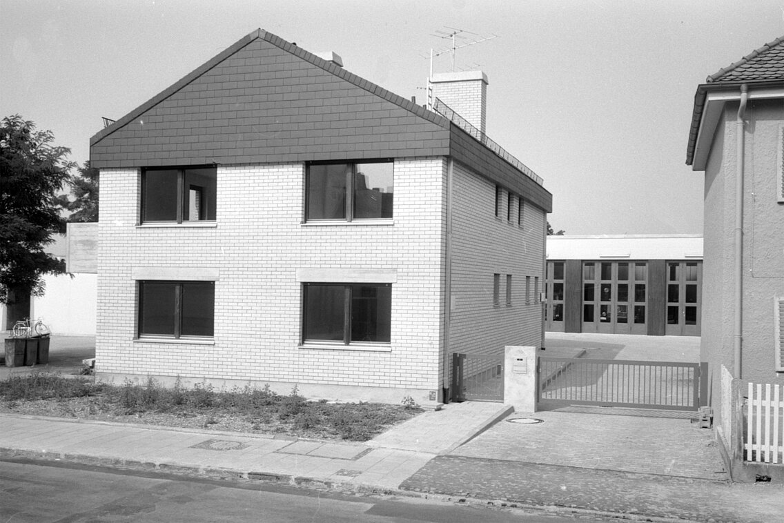 Das Gerätehaus von Freimann kurz nach der Fertigstellung mit dem Funktionsgebäude im Vordergrund und der Fahrzeughalle hinten