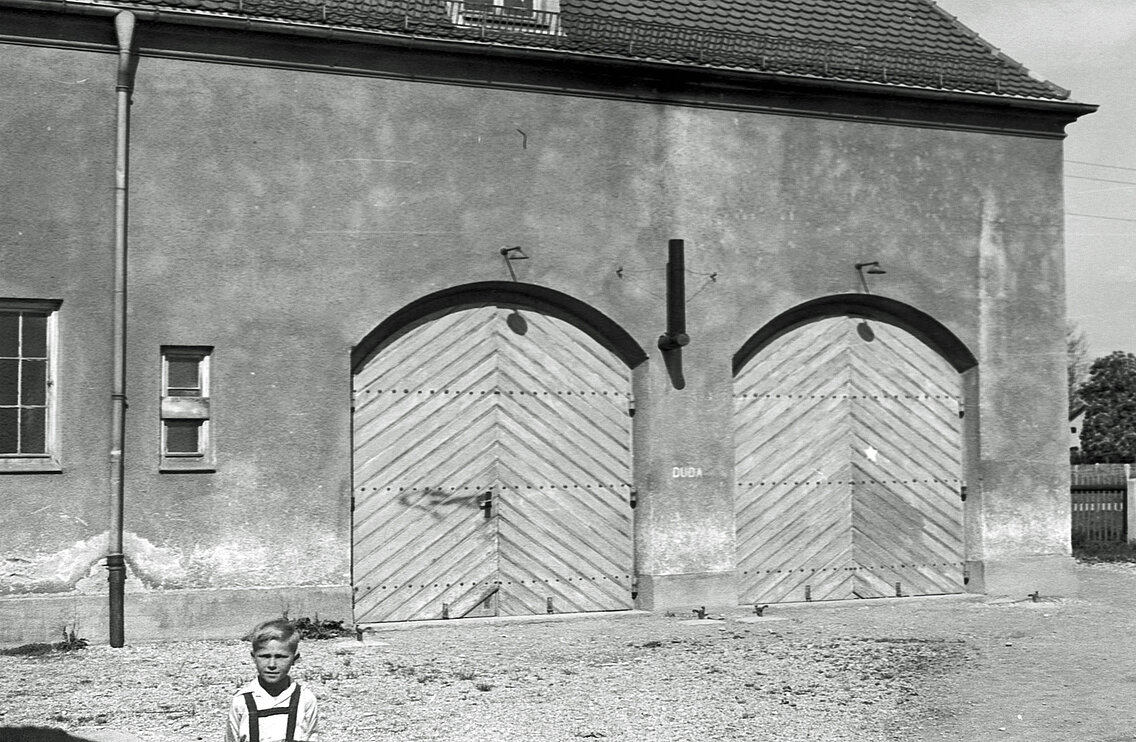 Das Gerätehaus der Abt. 12 Engelschalking war im Schulgebäude integriert, die Aufnahme stammt aber von 1954