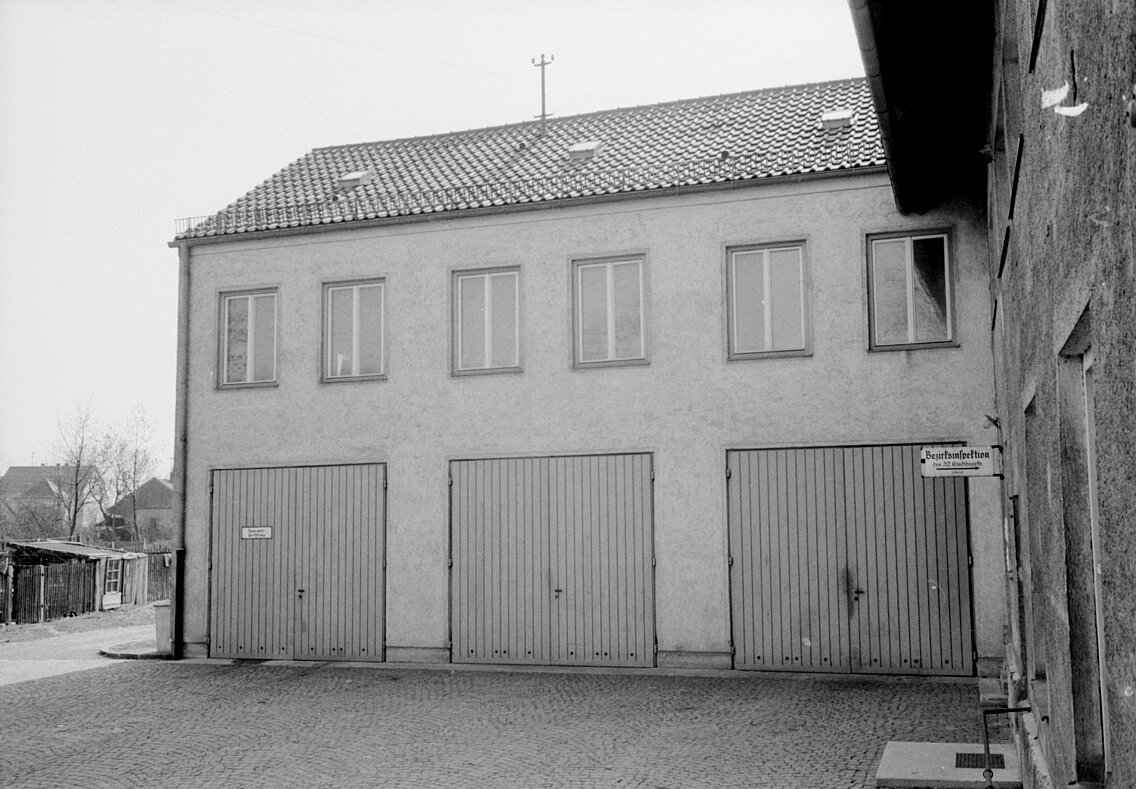 Das „neue Gerätehaus“ (linkes Tor) der Löschgruppe Trudering, das restliche Gebäudes diente der Bezirksinspektion