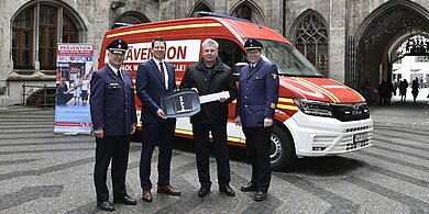 v.l.n.r.: SBR Rupert Saller (Kommandant FF München), Christian Götz (Verkaufsleiter MAN Truck & Bus Deutschland GmbH), OB Dieter Reiter, OBD Wolfgang Schäuble