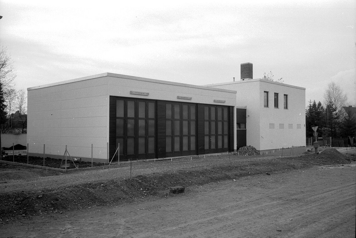 Das Waldtruderinger Gerätehaus während der Bauphase, noch ohne den Straßenbelag der neuen Wasserburger Landstraße
