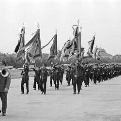 Die Fahnenabordnung und die Mitglieder der FF München auf der Theresienwiese auf dem Weg in die Paulskirche