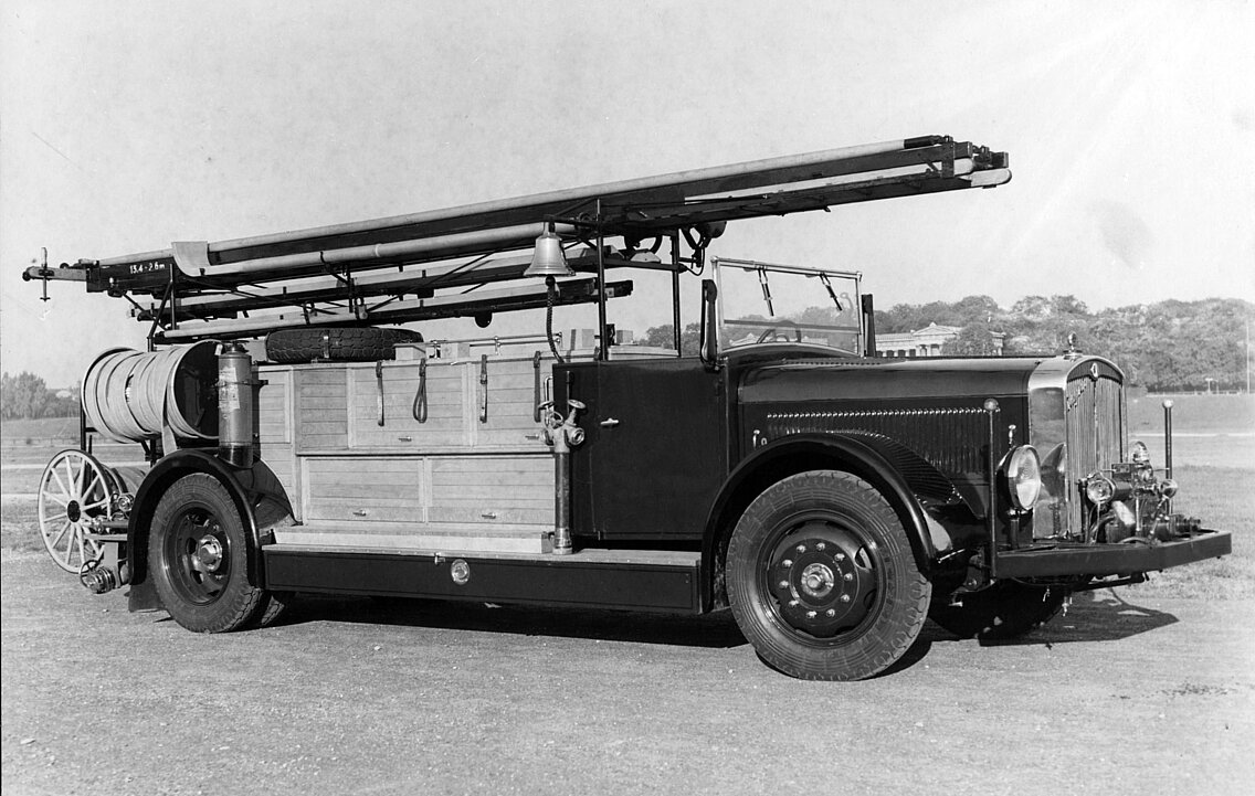 1934 beschafft und zusätzlich mit einer „Hochdruck-Kreiselpumpe und eingebauter Luftschaumpumpe“ ausgestattet mit einem 100 l Schaummitteltank, der für einen Schaumangriff für 30 min. ausreichte. Das Fahrzeug wurde für den 1. Löschzug der Hauptwache beschafft und ging später zur FW II. Das Fahrzeug angeblich in der Löschgruppe 25 Obermenzing eingesetzt und durch ein LF 16 (SLG) ersetzt.