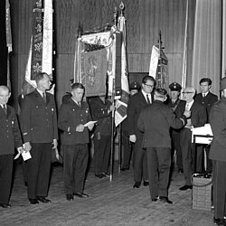 Festakt im kleinen Kongresssaal - Kommandant Ostermeier mit OB Vogel bei der Verleihung der Ehrenzeigen. Rechts am Bildrand ist das Funkgeräte zu erkennen, das OBD Seegerer