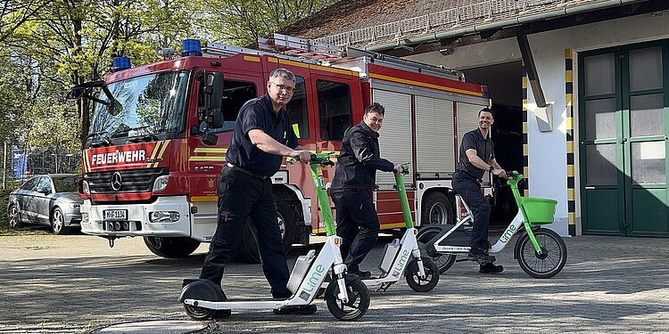 Timotheus, Veronika und David können kostenlos mit Shared Mobility von Lime zum Einsatz fahren