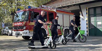 Timotheus, Veronika und David können kostenlos mit Shared Mobility von Lime zum Einsatz fahren