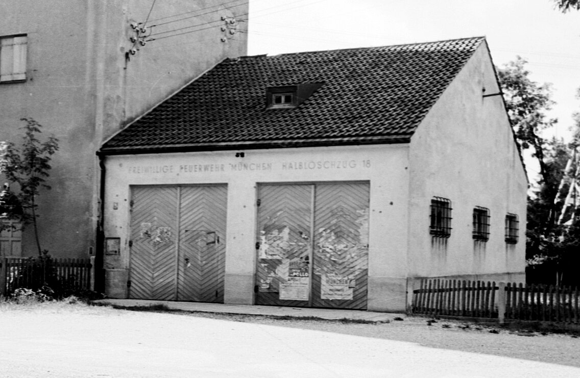 Auch von Waldtrudering gibt es nur eine später Aufnahme von 1954 des 1937 neugebauten Gerätehauses am gleichen Platz wie das alte Gerätehaus