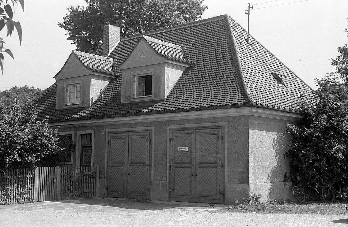 Das übernommene Gerätehaus der Gemeinde Obermenzing, auch dieses Haus ist nach Um- und Anbauten heute noch in Funktion