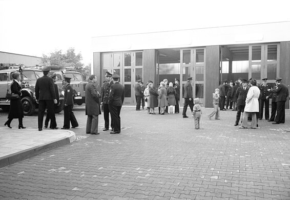 Die Gäste bei der feierlichen Übergabe vor der neue Fahrzeughalle der LG Freimann