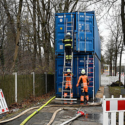 Container zum Schutz bei der Bombenentschärfung werden aufgebaut
