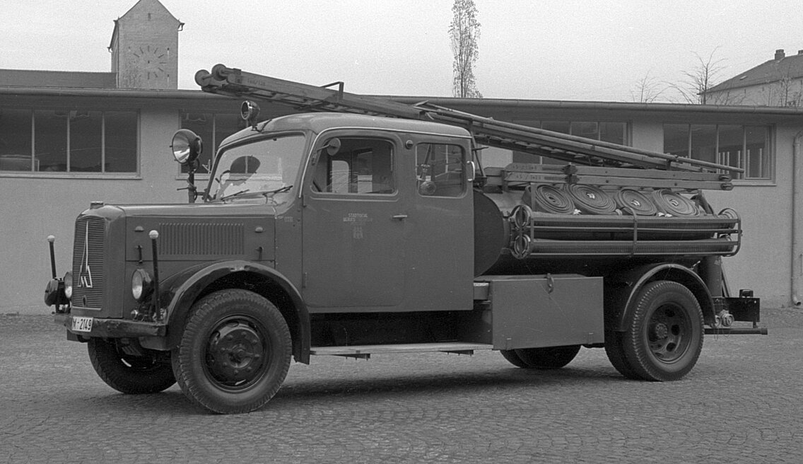 Das umgebaute TLF 15/43 auf KHD-Magirus S 3000 - Bj. 1943 auf dem Hof der FW 5. Nachdem Umbau wurde das Fahrzeug als TLF 16 bezeichnet. Vermutlich handelt es sich um das Fahrzeug der FW 2 das 1953 zur LF 23 Großhadern wechselte und die KS 15 ersetzte.
