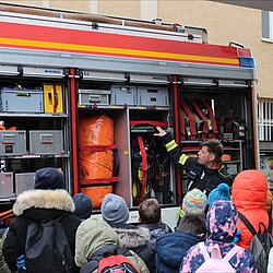 Beim Vorlesetag wurden auch Feuerwehrfahrzeuge gezeigt