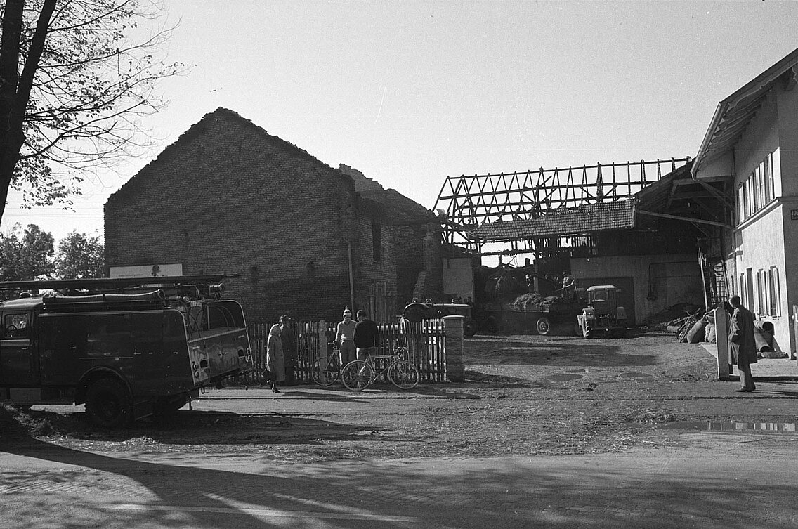 Das TLF 16 der FW 5 bei der „Brandnachschau“ beim ersten Brand in der Ottobrunner Straße vom 9. September 1961