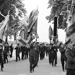 Die Fahnenabordnung vor dem Einmarsch in die Paulskirche