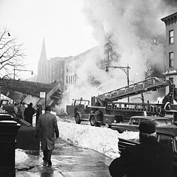 Das Fire-Department New York (FDNY) bei der Löscharbeiten im Stadtteil Brooklyn. | Quelle: FDNY