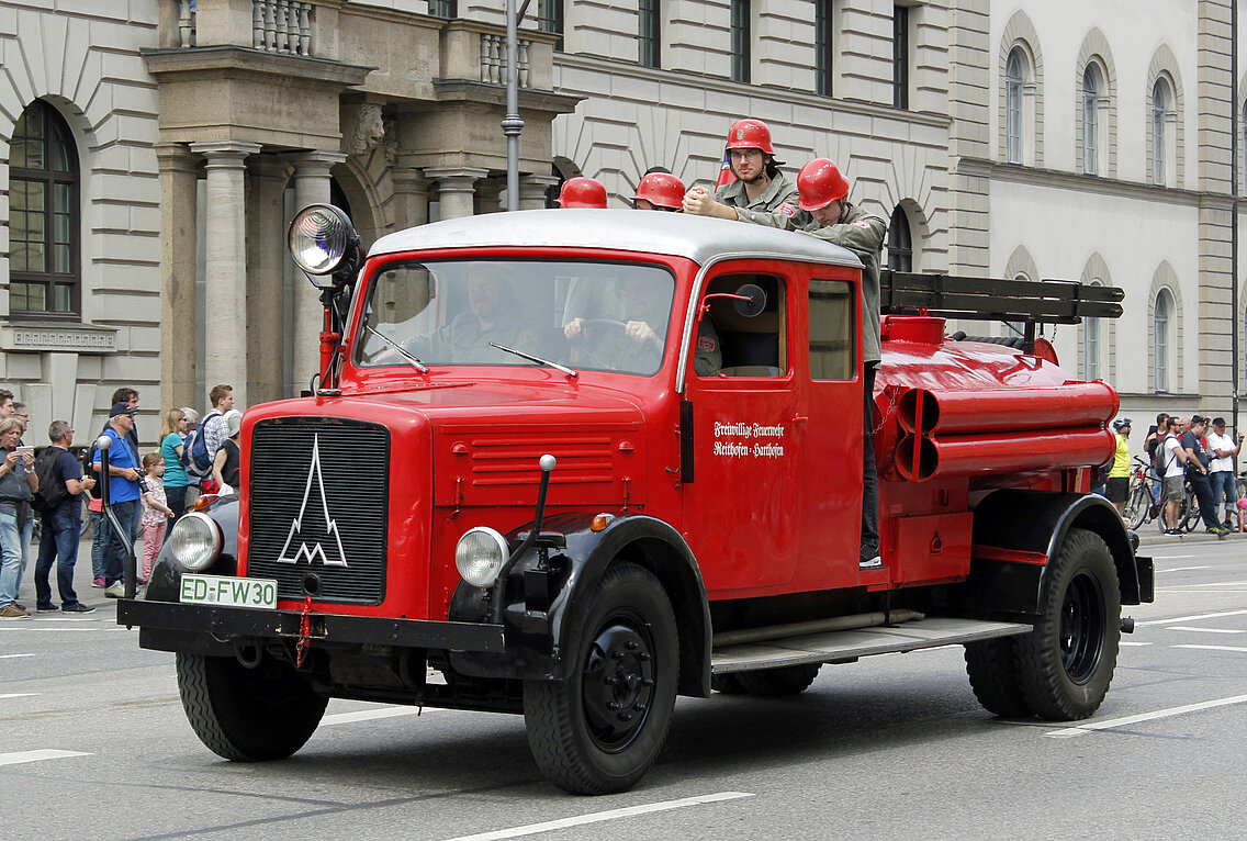 Das ehemalige TLF 16  der LG 29 Aubing das 1962 an die Freiwillige Feuerwehr Reithofen-Harthofen verkauft wurde und dort als Traditionsfahrzeug erhalten wird. Aufgenommen auf der FIRETAGE-Parade 2016 in München.
