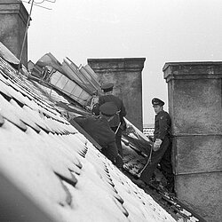 Bergung des Tragflächenteils vom Dach des Anwesen Hermann-Lingg-Straße 15 am 18.12.1960. | Quelle: Archiv BFM