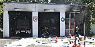 Durch Brand zerstörte Fahrzeughalle