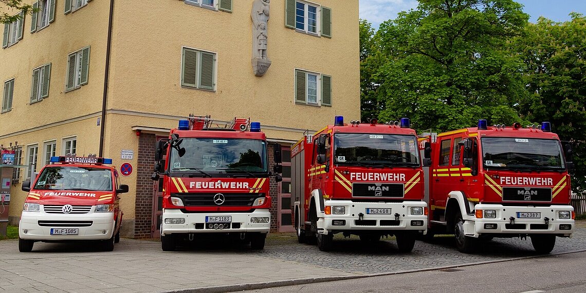 Neben dem MTW die Großfahrzeuge: HLF und die beiden etwas niedrigeren TLF