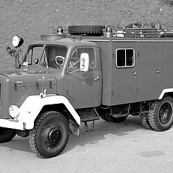 Das Schlauchkraftfahrzeug vom „Bund“ war mit einer ebenfalls mit einer Staffel 1/5 besetzt und verfügte über mind. 1.240 m B-Schläuche die vom fahrenden Fahrzeug verlegt werden konnten. Für die Weiterförderung des Löschwasser verfügte dieses Fahrzeug über eine TS 8/8 und wasserfördernde Armaturen