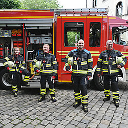 Auf geht´s zum Einsatz: Kameradinnen und Kameraden aus Trudering, Riem und Waldtrudering in neuem "Gwand". Foto: BF, Jan Saurer