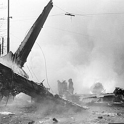 Das ausgebrannte Flugzeugwrack an der Stützmauer. | Quelle: Archiv BFM