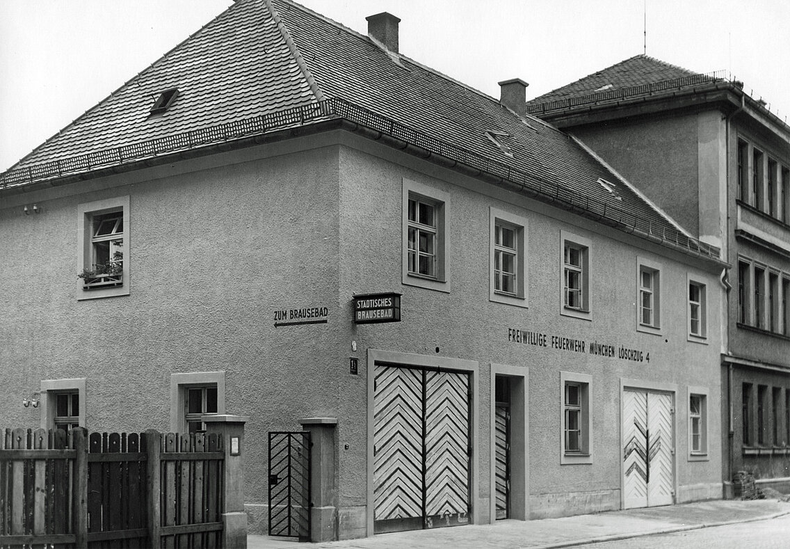 Neben einer zweiten Fahrzeuggassen erhielt das Gerätehaus in Schwabing auch einen Wachraum und eine umfangreiche Sanierung