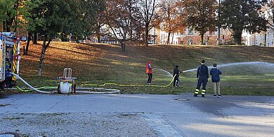 Die „Feuerwehr AG“ beim Üben auf der Theresienwiese