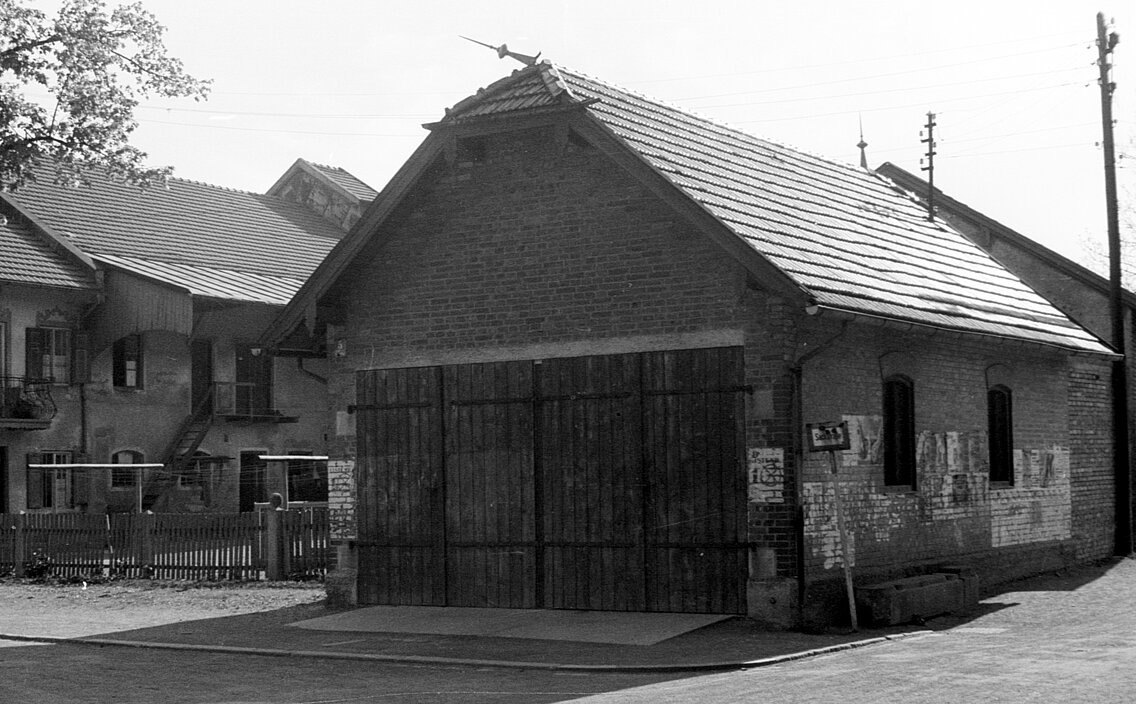 Gerätehaus der Löschgruppe Perlach am Pfanzeltplatz 5 mit den großen Toren die im Winter 1943 in Eigenregie entstanden