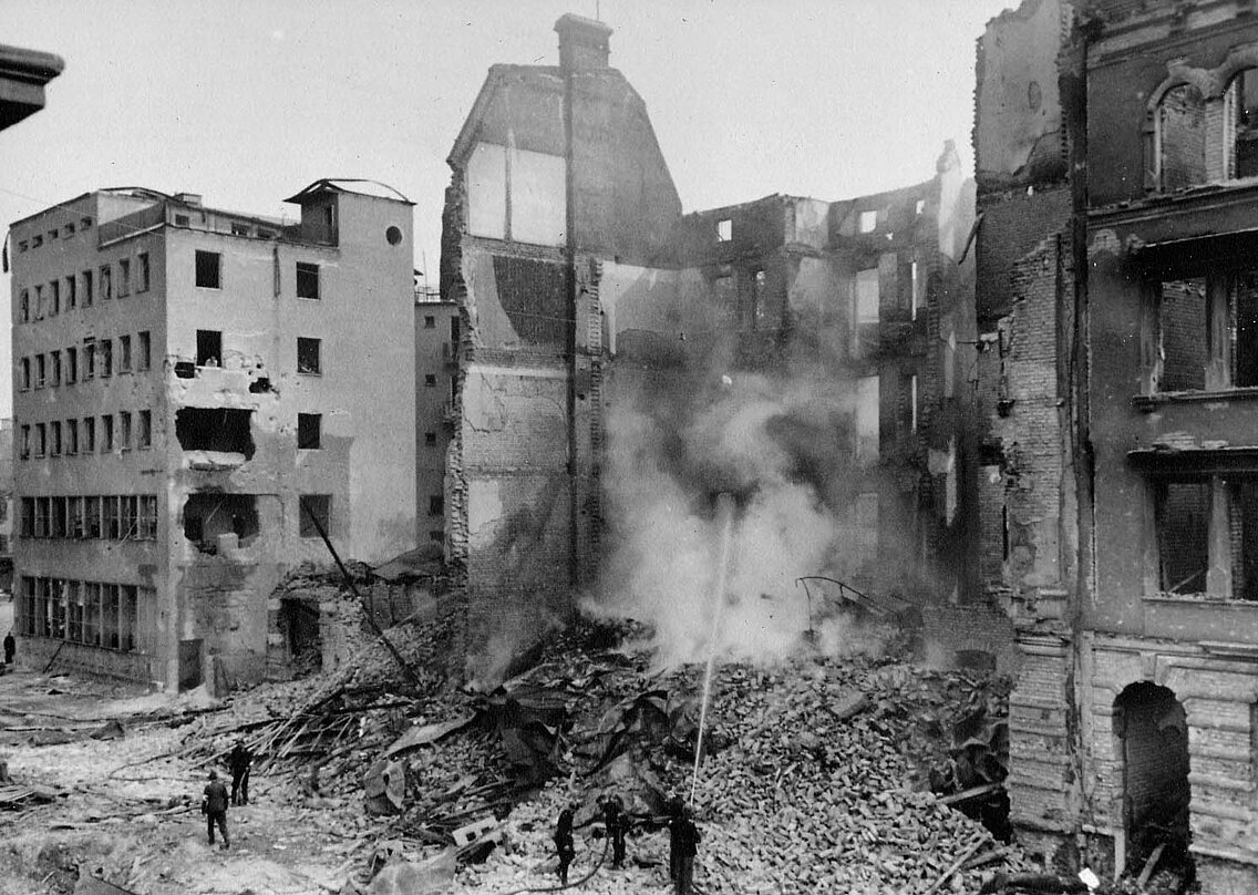 Kräfte der Freiwilligen Feuerwehr beim Luftschutzeinsatz in München