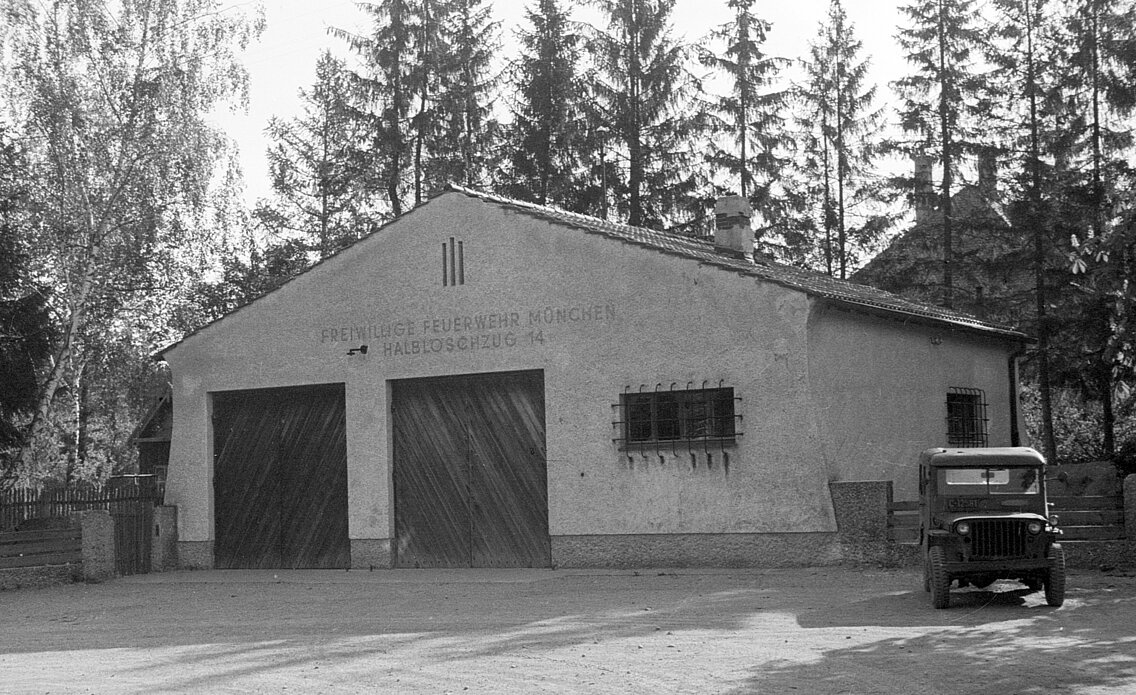 Gerätehaus der Löschgruppe Waldperlach, rechts im Bild der Jeep des „Fire-Marshal“ mit dem der Fotograf für die Bilder 1954 unterwegs war