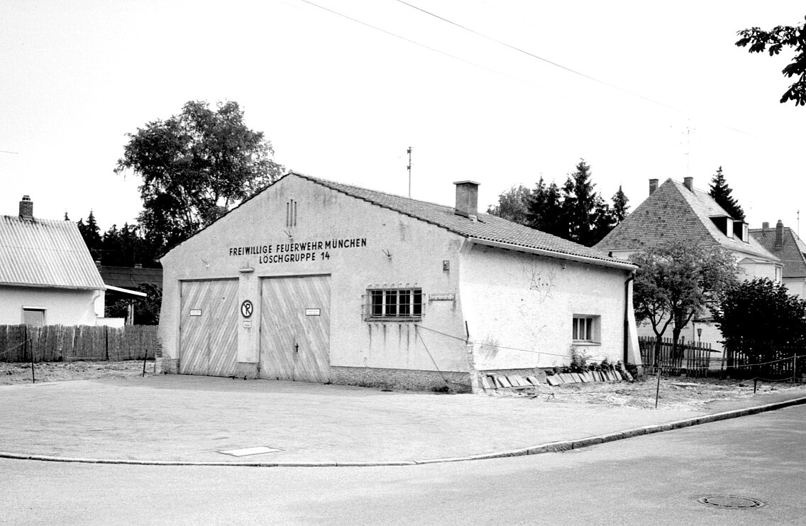 Das Gerätehaus während der Umbauphase, der Zaun ist bereits abgebrochen und der Garten vorbereitet zum Pflastern und neu einsäen