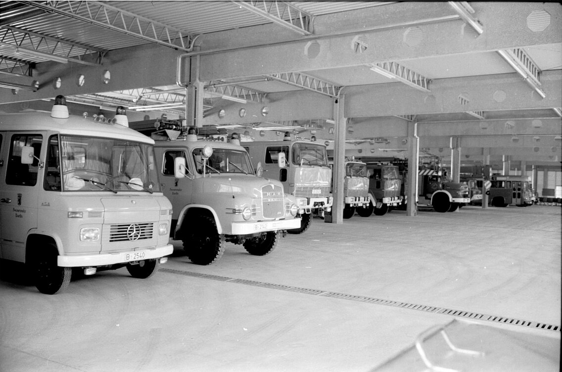 Fahrzeuge der auswärtigen Kräfte in der Halle des ZfK