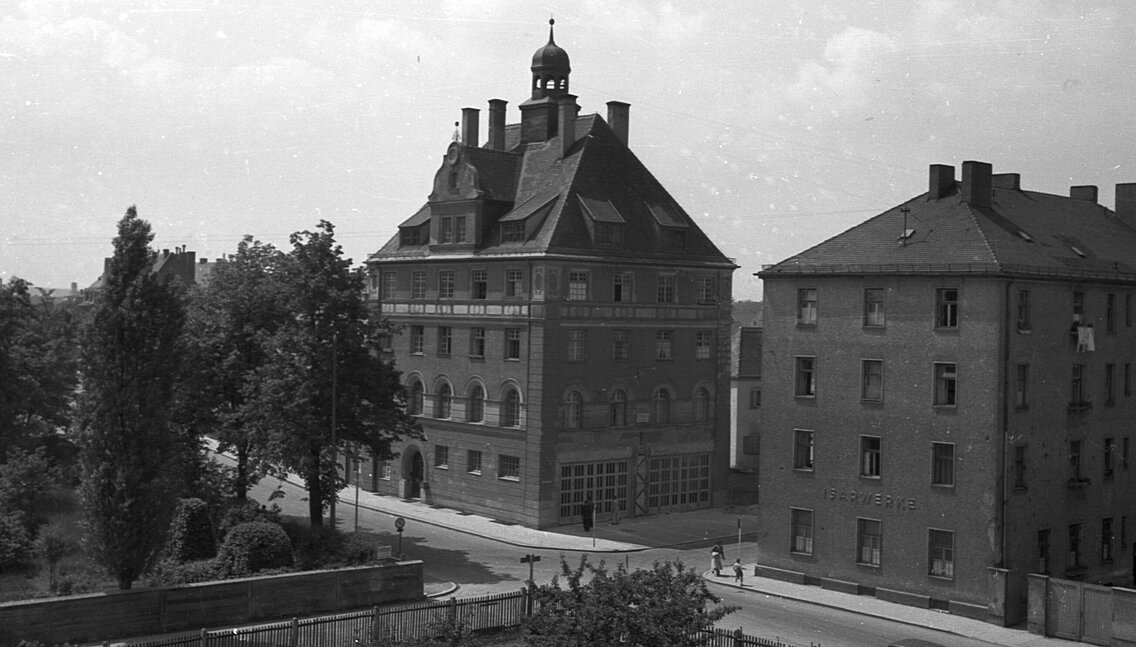 Nach der Eingemeindung war die Pasinger Feuerwache noch eine Löschgruppe der FF, nach dem Krieg übernahm die Berufsfeuerwehr Teile des Gebäudes