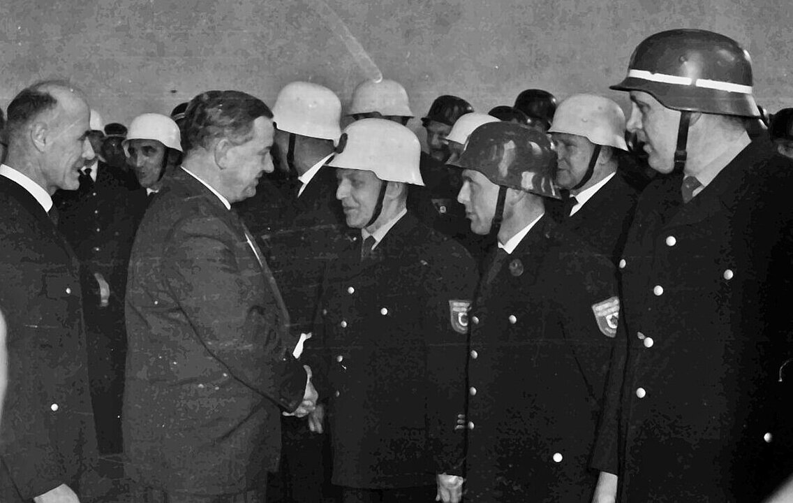 Innenminister Goppel gratuliert dem Kommandant der FF München Georg Ostermeier