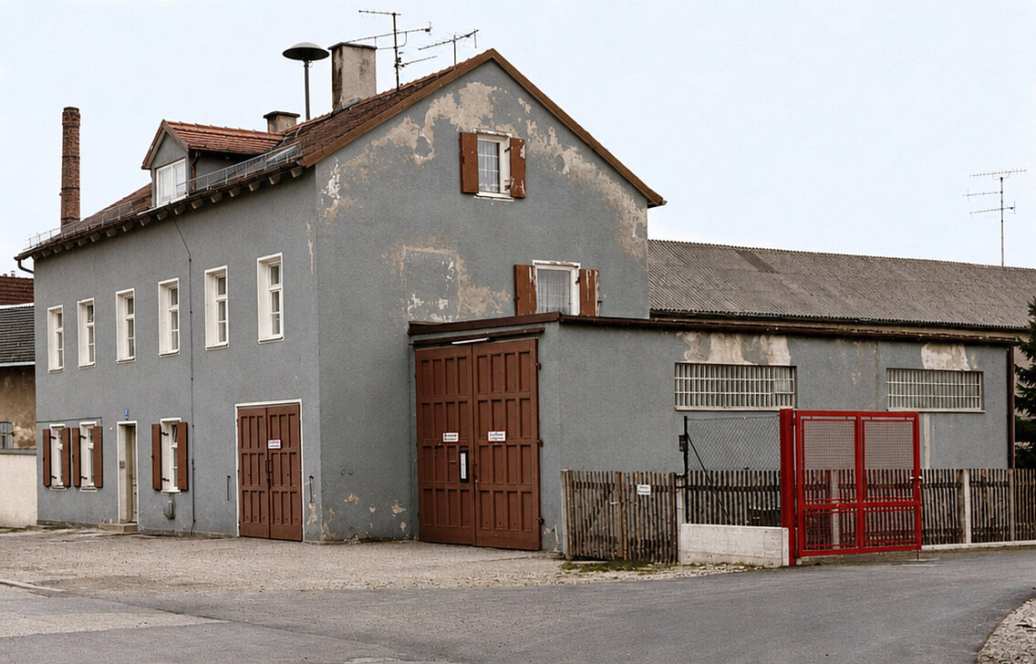 Das Gerätehaus mit dem Anbau und dem Tor der alten Fahrzeugasse, das Bild Stammt aus Ende der 1970-er Jahre
